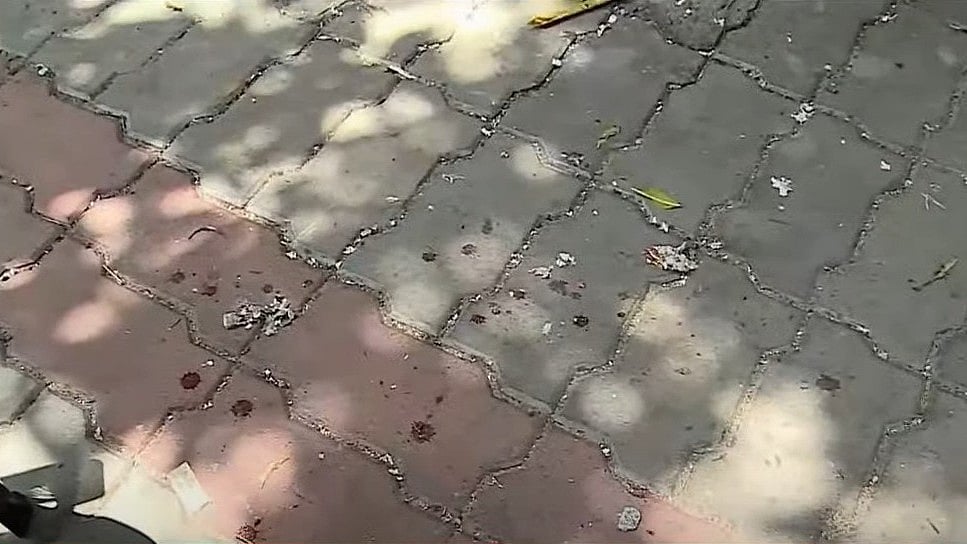 തുമ്പയില്‍ ബോംബേറ്; രണ്ടു പേര്‍ക്ക് പരിക്ക്